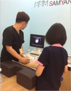 Dr. Hu siêu âm, chẩn đoán bệnh cho cún bị bí tiểu
